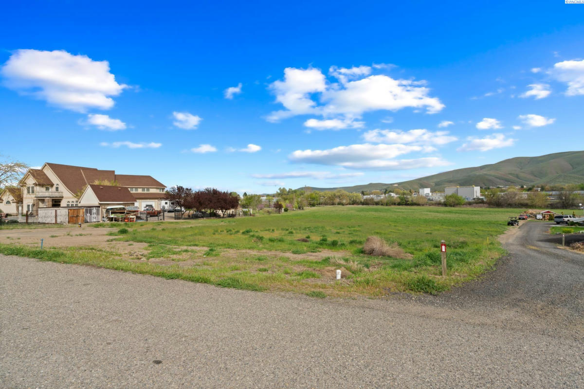 723 S 1366 PR SW, PROSSER, WA 99350, photo 1 of 32